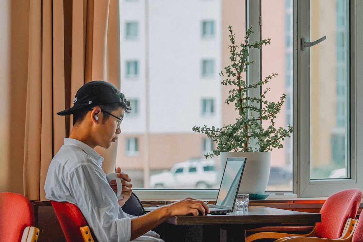 大学生がパソコンを使って就活や授業に必要な情報を効率的に収集・整理している様子