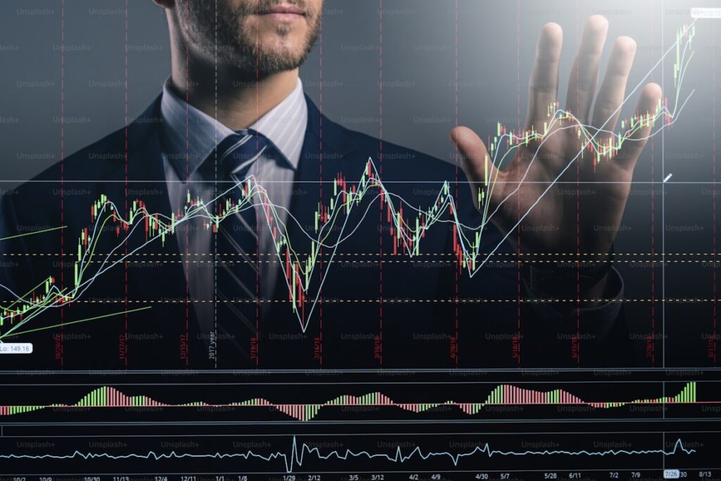 FXチャートに手をかざすプロトレーダー。大学生がFXを始める前に準備すべき心構え。