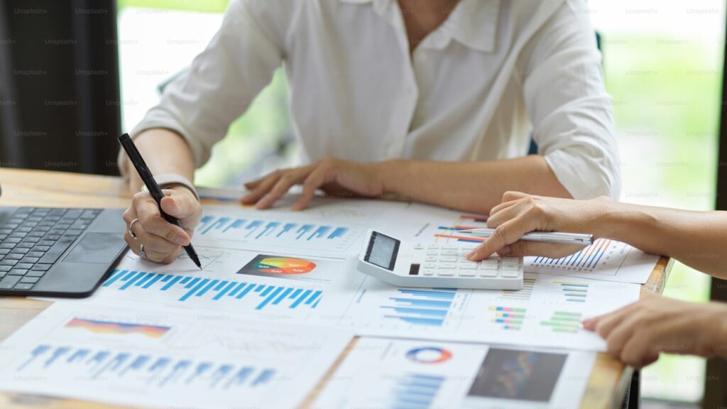 資料と電卓を使ったFXの資金管理と過去検証。統計に基づいたトレード戦略の構築を示す。