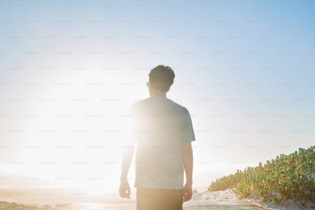 FXで生き残るために未来（成功）に向かって一歩踏み出し、歩き出す男性の後ろ姿。