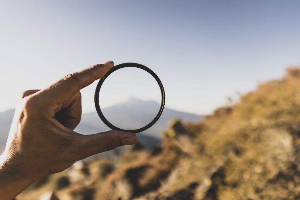 FXコミュニティ選びで「怪しい環境」を見抜き、正しい道に進むための決断を表現。